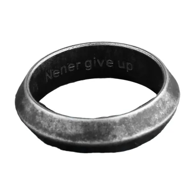 Bague Triangle au fini antique avec gravure, Acier Inoxydable