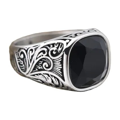 Anillo Sello Cuadrado con Piedra Negra y Ornamentos, Acero Inoxidable