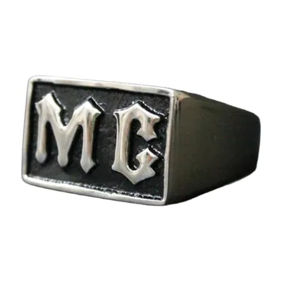 Anillo Sello con Letras Góticas MC, Acero Inoxidable